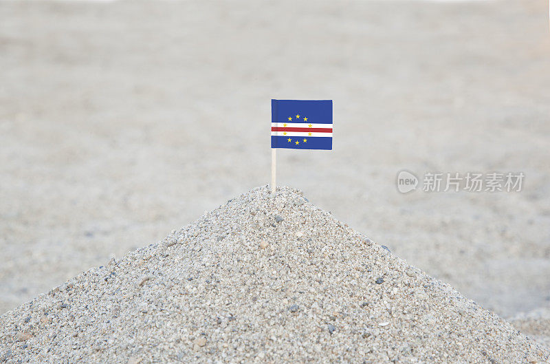 海滩上的佛得角旗