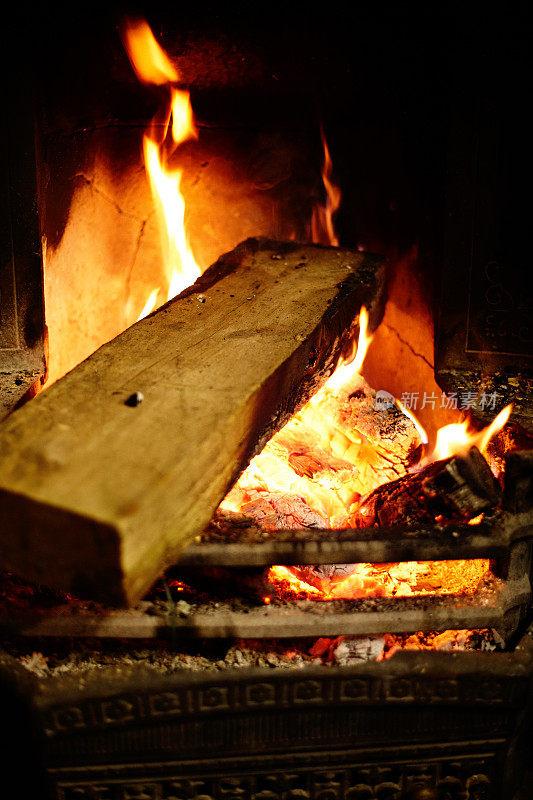 壁炉里燃烧着木头的黄色火焰