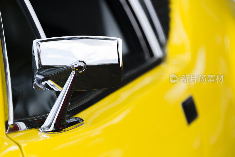 XXXL:黄色汽车上的经典汽车镜