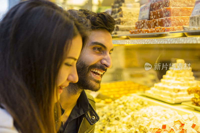 土耳其软糖购物快乐的穆斯林夫妇在伊斯坦布尔