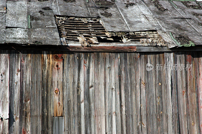 废弃的谷仓上腐烂的屋顶