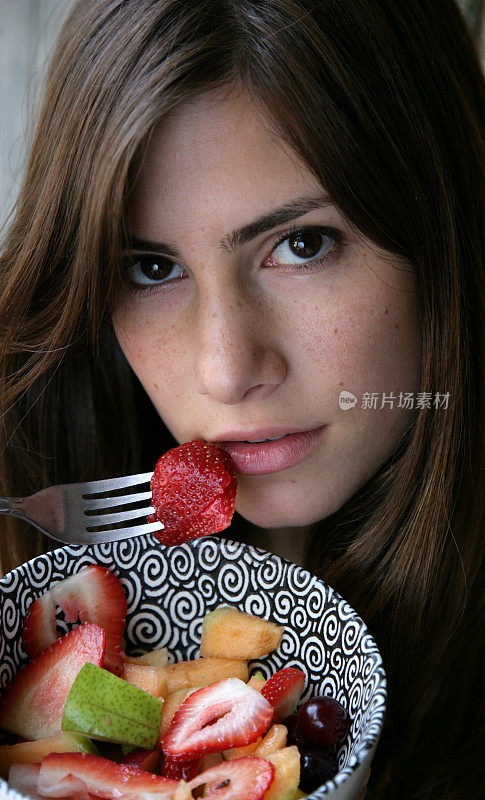 美丽的女人健康的饮食