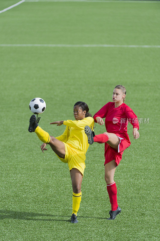两名女足球运动员在行动
