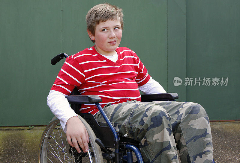 坐在轮椅上受伤的孩子