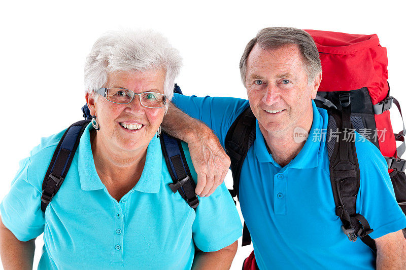 快乐的老年夫妇与背包