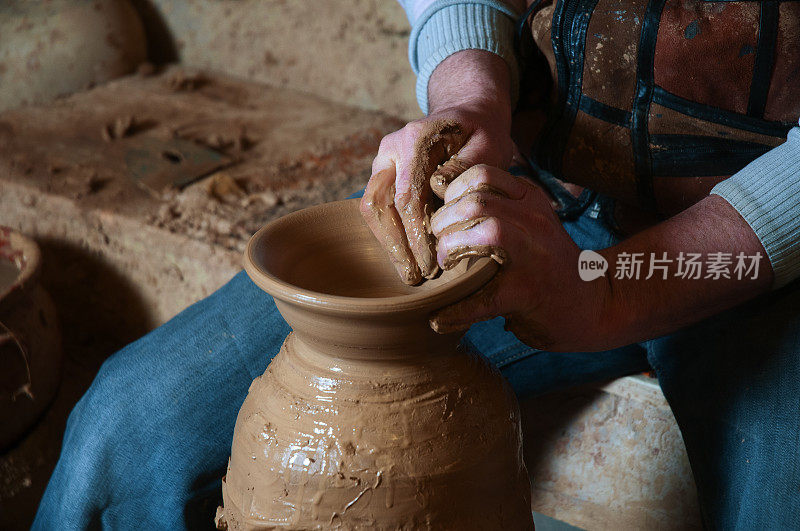 陶瓷艺术家制作传统土耳其壶