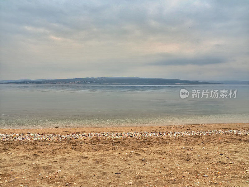 风暴涌向海滩