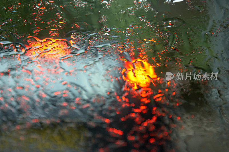 雨天汽车挡风玻璃