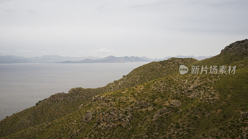稀疏的海岸景观在马略卡在费鲁托山山脉