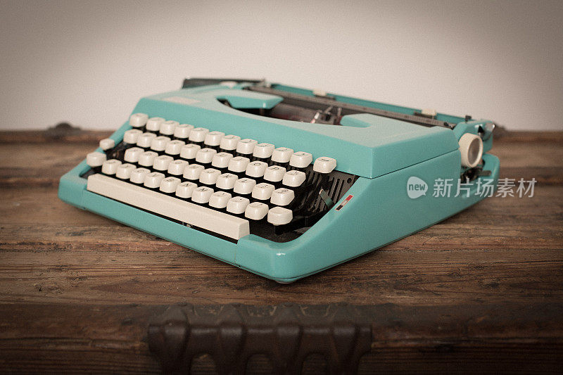 老式手动打字机在木箱上，蓝绿色