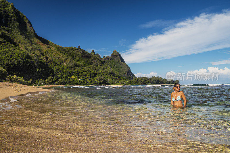 10月，在夏威夷考艾岛隧道海滩的女人