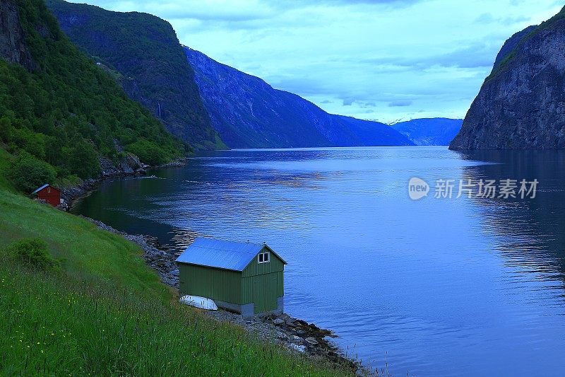 田园诗般的峡湾景观全景，戏剧性的黎明，挪威，斯堪的纳维亚