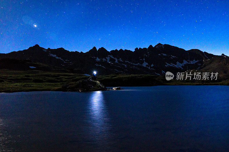 在月光下用头灯在麋鹿山徒步旅行