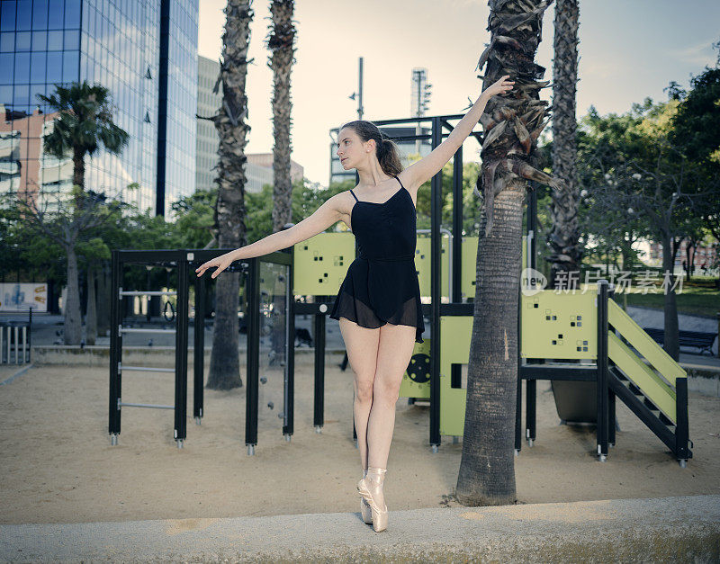 芭蕾舞演员在城里表演