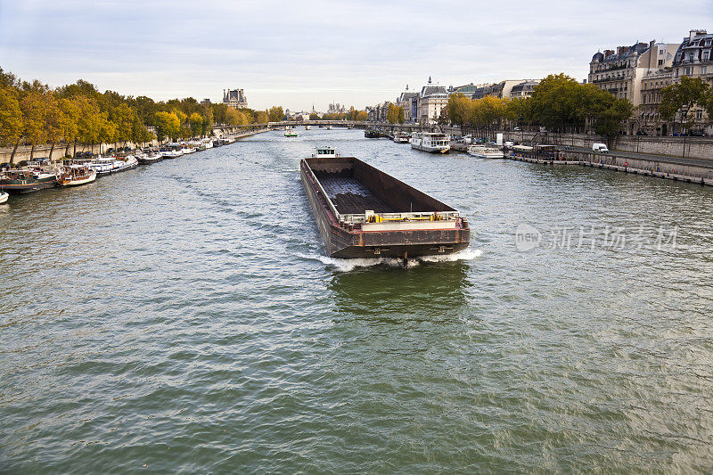 法国巴黎塞纳河上的空驳船运输