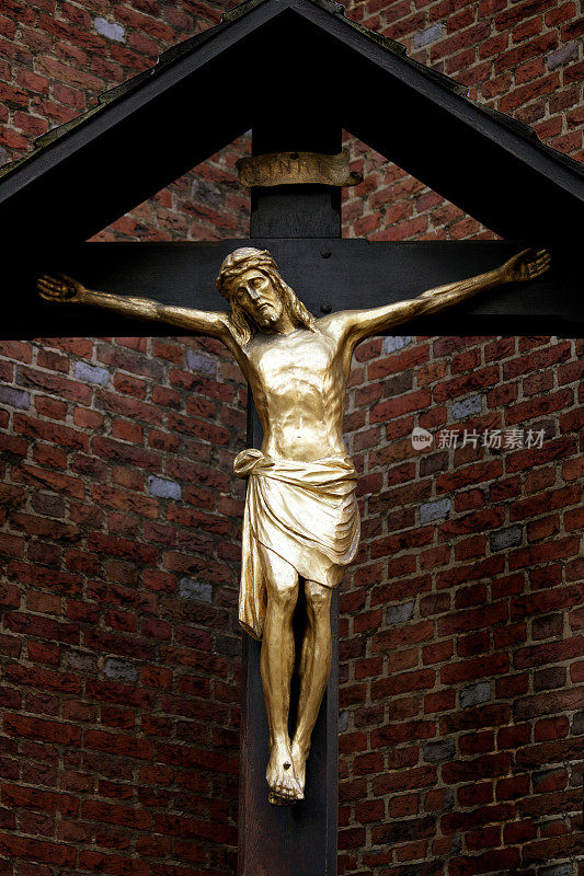 十字架上的黄金耶稣基督