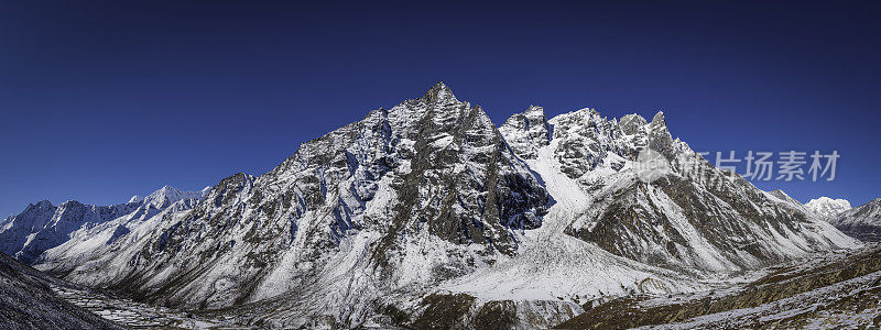 引人注目的山峰山峰冰川下蓝色的高海拔天空喜马拉雅山