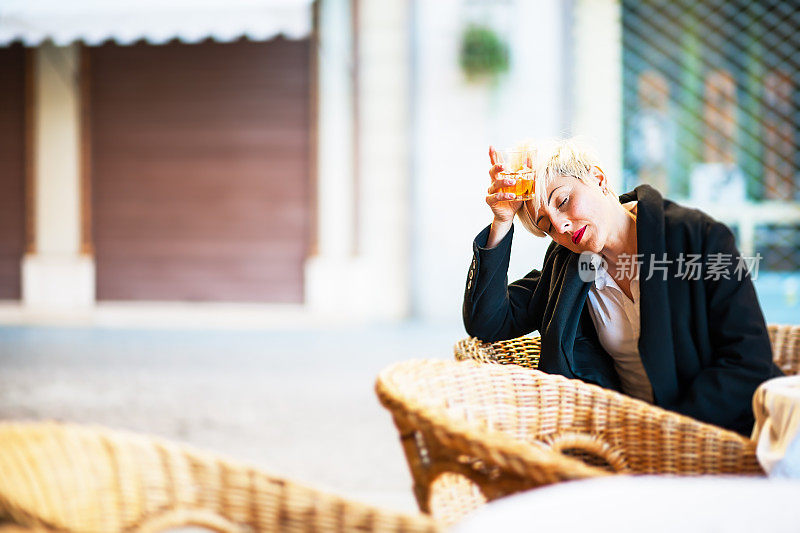 喝醉酒的孤独的女人