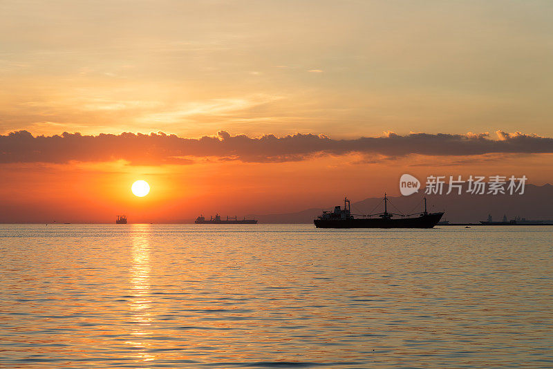 菲律宾日落时分的马尼拉湾