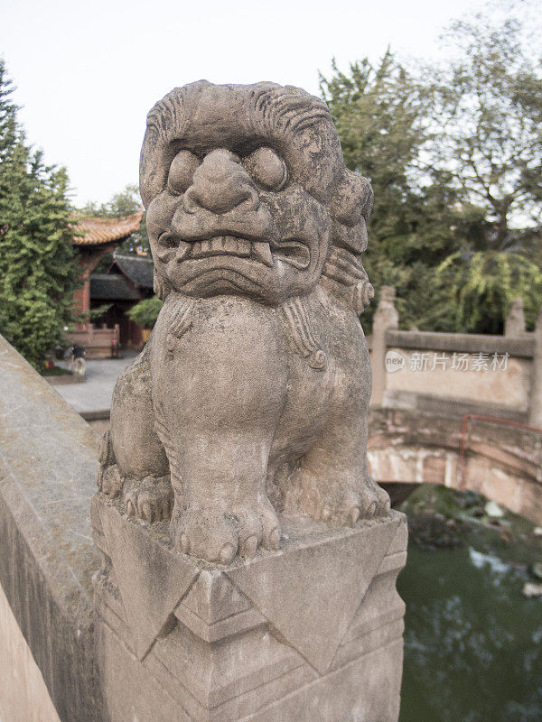 桥上雕刻的石狮，四川，中国