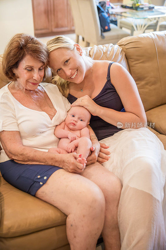 系列:祖母抱着婴儿孙子坐在母亲旁边