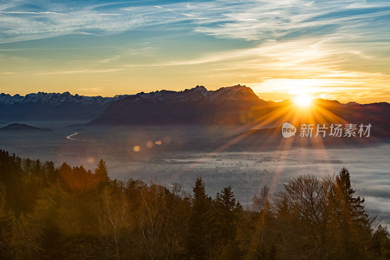 夕阳与镜头在瑞士山脉耀斑