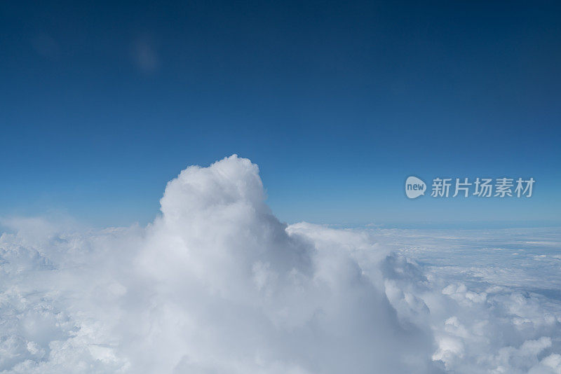 飞越云层