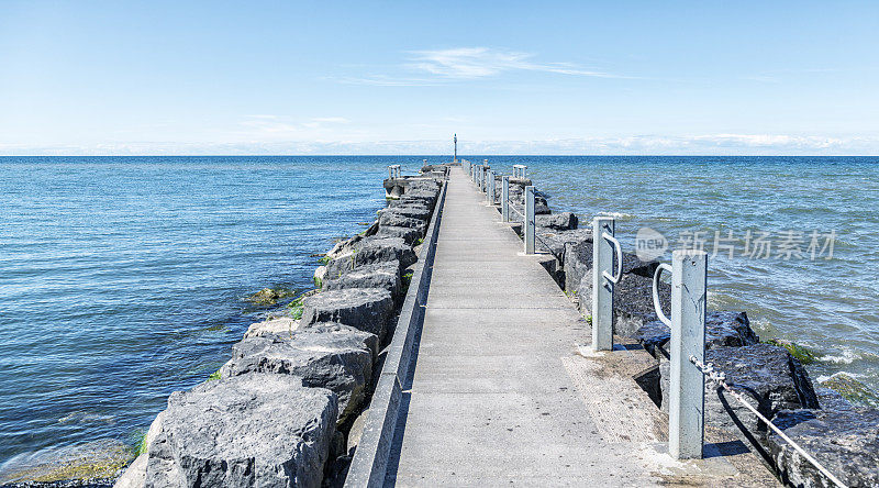 大湖安大略湖钓鱼码头，海景和地平线
