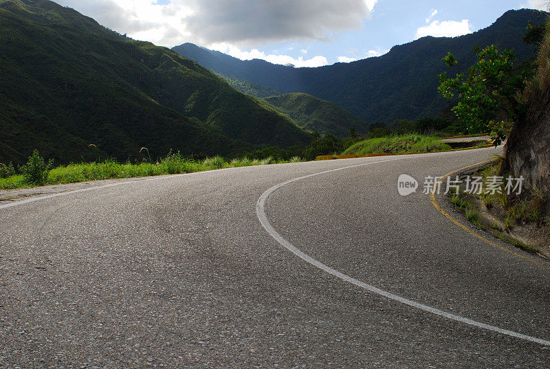 通往山区的路