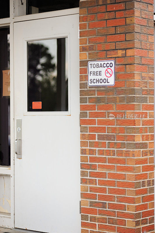 学校入口处有禁烟标志