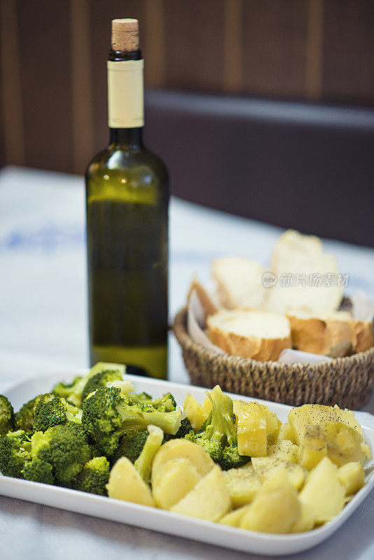 健康晚餐-煮花椰菜土豆和白葡萄酒