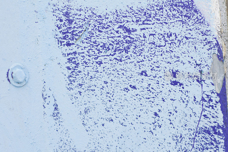 蓝色和白色的油漆滴在白色，纹理表面。