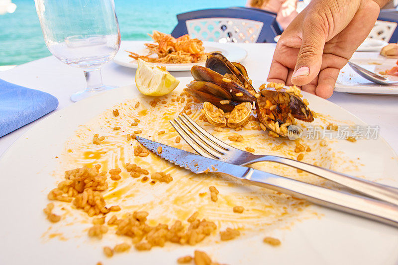 用虾和贻贝完成的海鲜饭-锡切斯