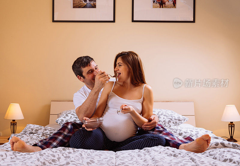 孕妇和丈夫一起吃甜食