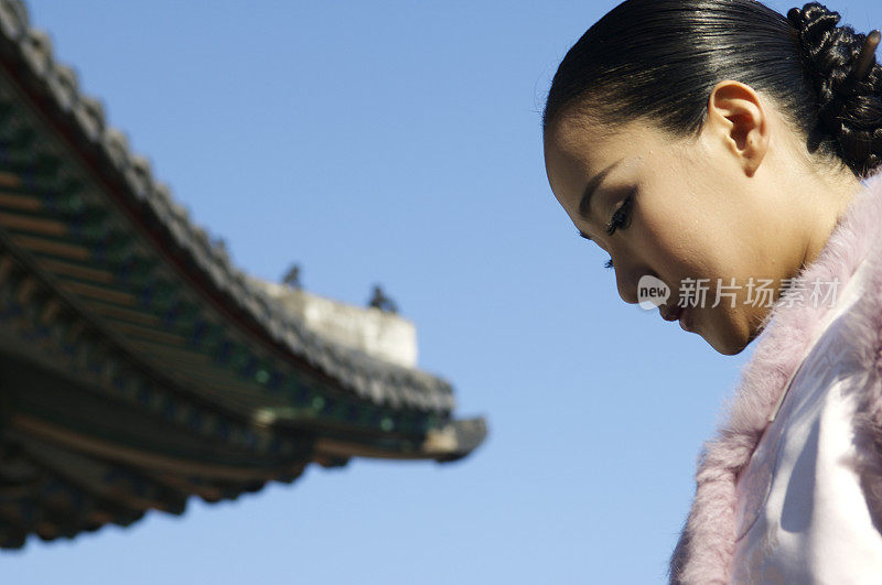 韩国女性肖像——在韩国风格的屋顶前