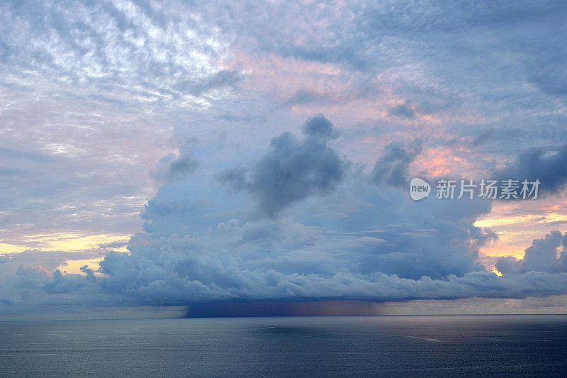 大西洋上空的雷雨