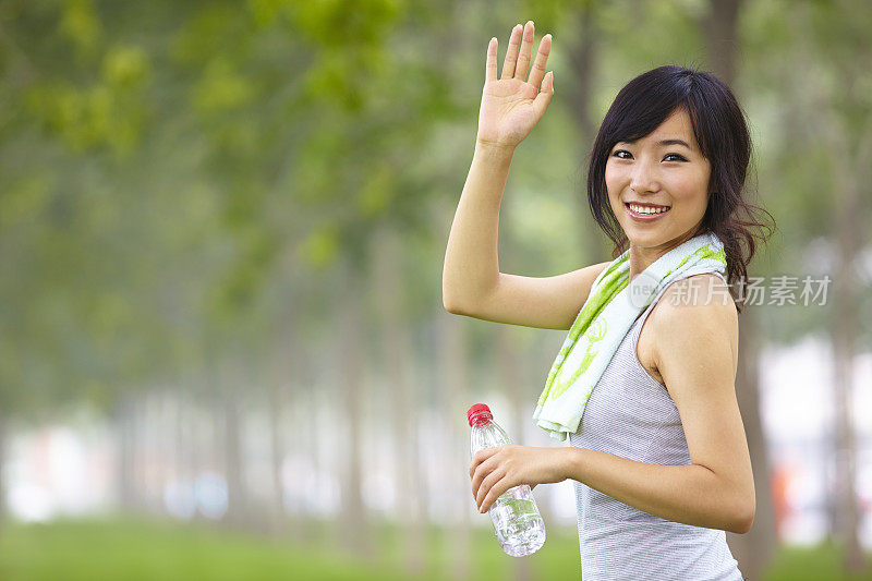 年轻漂亮的亚洲女人在户外慢跑