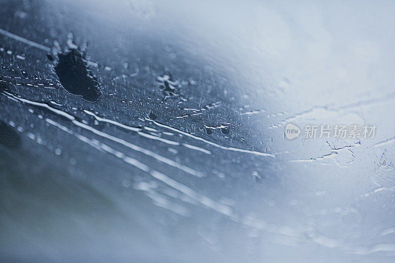 雨的背景如同透过车窗的一辆汽车在运动。