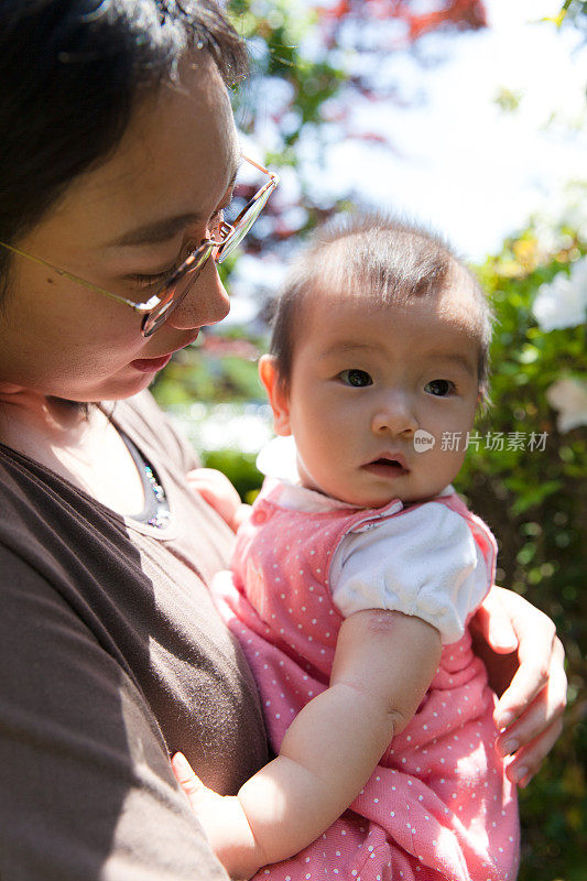 日本年轻的母亲和女婴