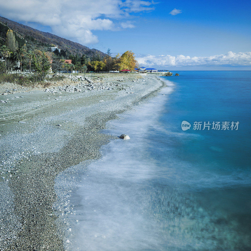 海岸对蓝色鸟瞰图