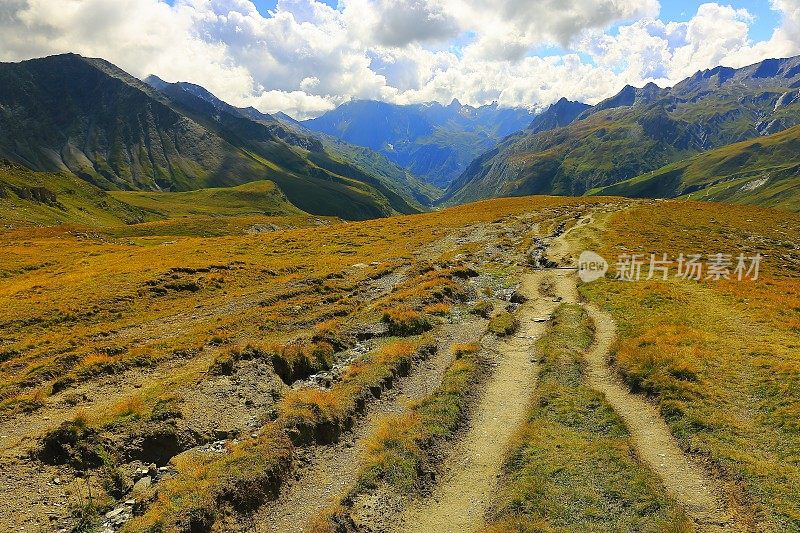 勃朗峰，田园诗般的阿尔卑斯山景观，小径，奥斯塔山谷