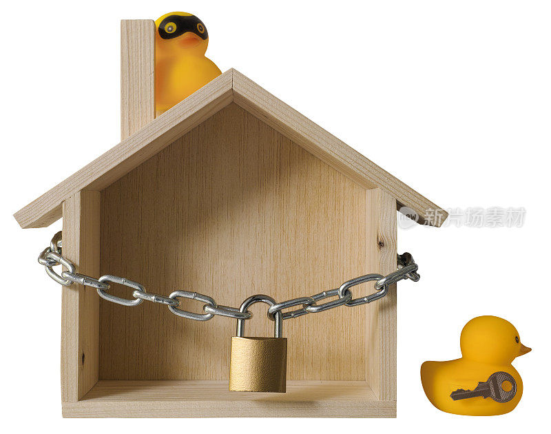 概念木屋，用挂锁和铁链包裹着它，一只黄色的橡皮鸭用钥匙离开了上锁的房子，而一个橡皮鸭小偷潜伏在屋顶烟囱的阴影中。