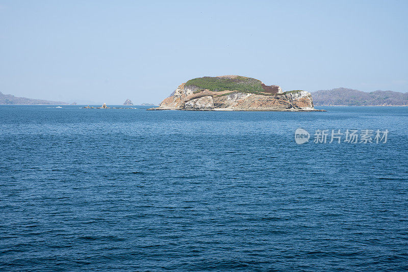 碧海中岩石形成的风景