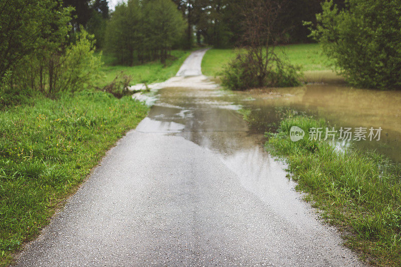 公路洪水的危险