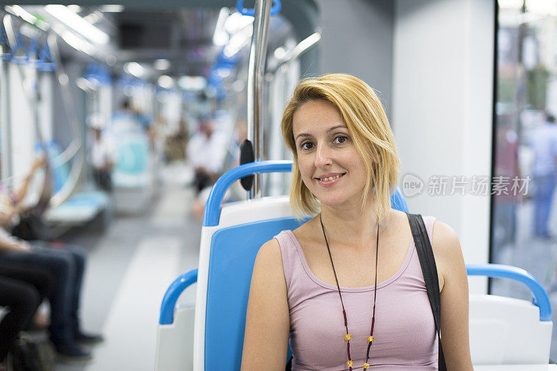 乘坐公共交通工具的快乐女人