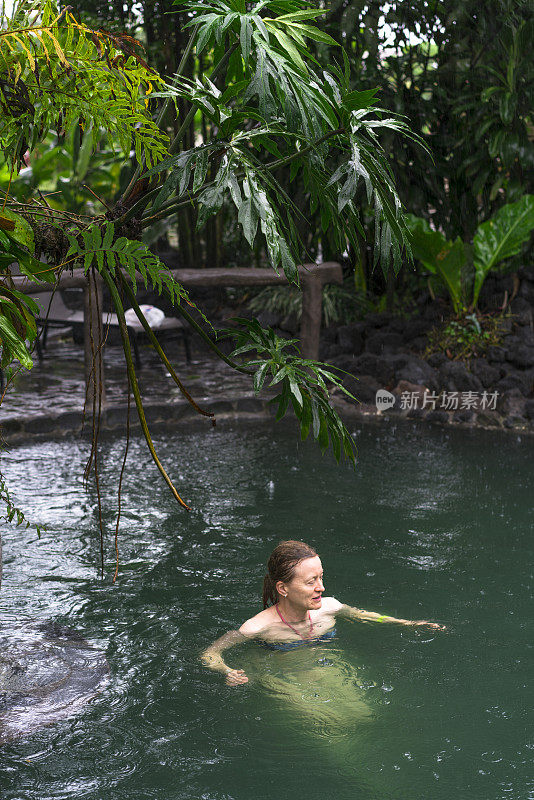 在哥斯达黎加阿雷纳尔火山脚下的户外温泉中放松。
