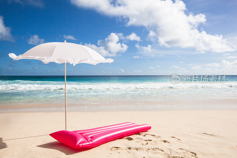 粉色充气床垫和白色遮阳伞