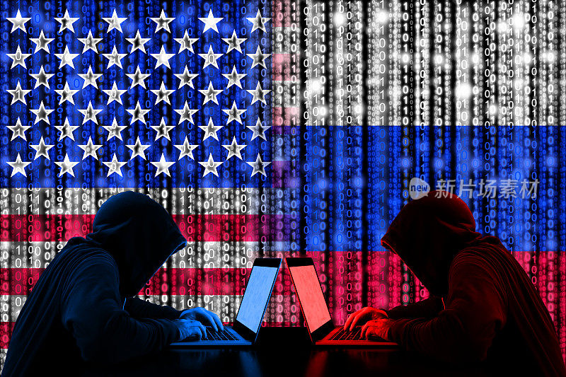美国黑客坐在俄罗斯黑客网络战争概念的对面