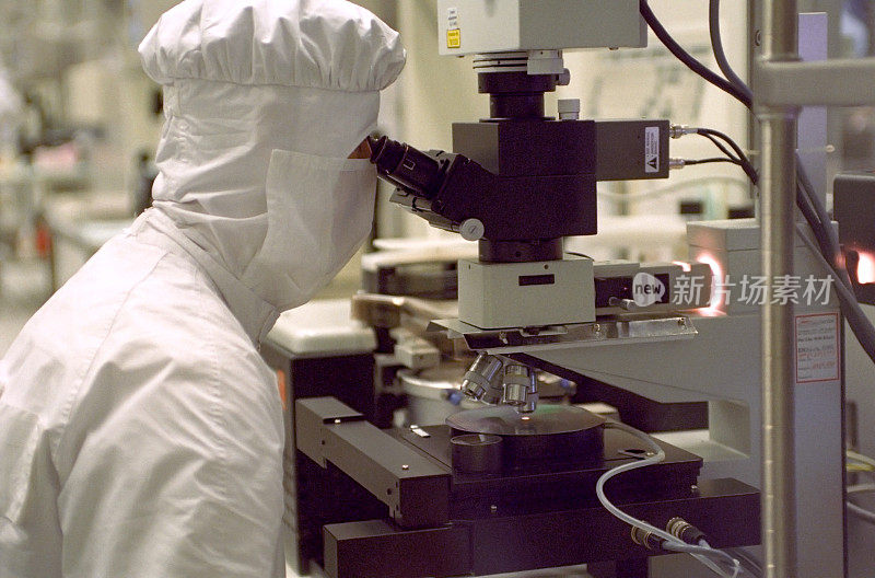 在半导体芯片生产中观察显微镜的人