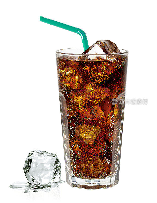 可乐加碎冰和高脚杯吸管